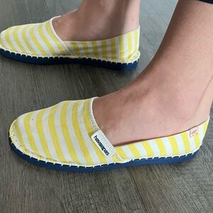 Havaianas Yellow and White Striped Slippers Espadrilles Size 3Y/4.5W